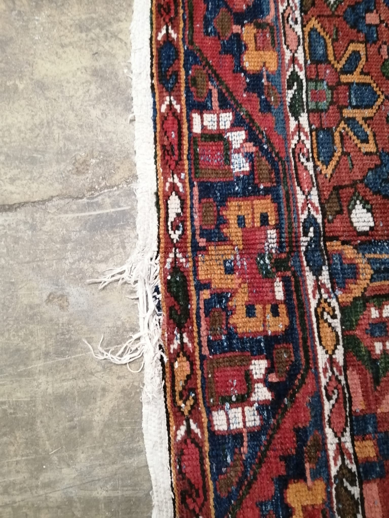 A Baktiar carpet, 310 x 210cm